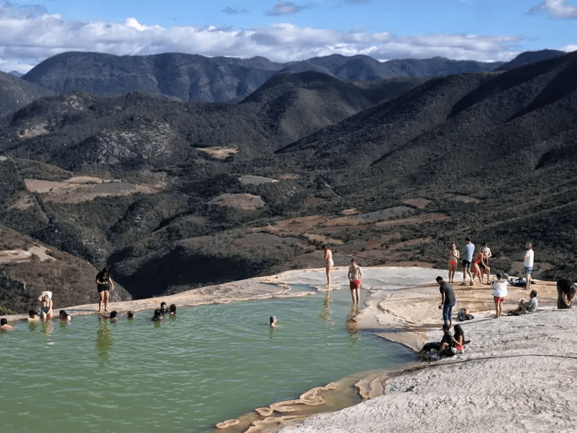 El balneario natural de aguas termales que maravilla con sus cascadas petrificadas: la entrada cuesta solo 50&nbsp;pesos.