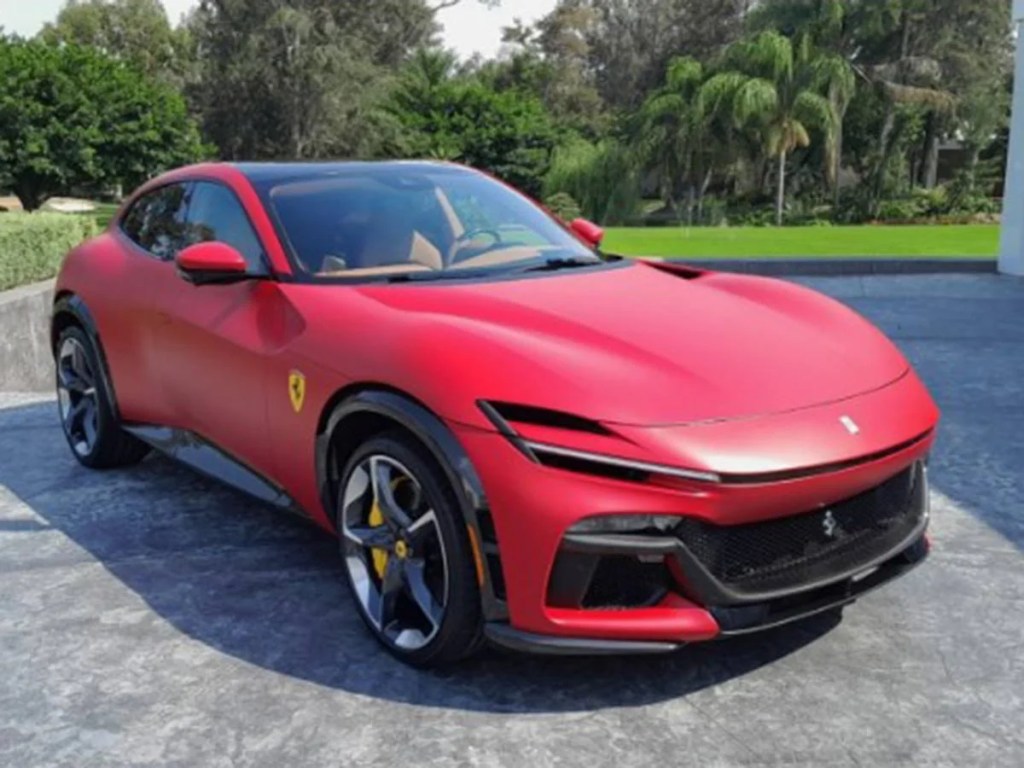 La imagen tiene un atributo ALT vacío; su nombre de archivo es canelo-exhibe-joyas-ferrari-0711243.webp